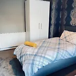3 Bedroom Holiday House,Close To M6-Express Way To Centre
