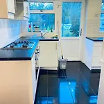 3 Bedroom Holiday House,Close To M6-Express Way To Centre