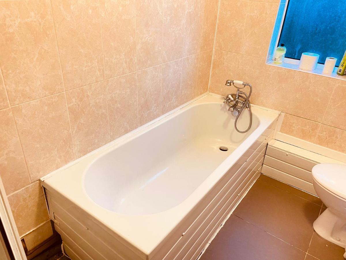 Holiday home 3 Bedroom House,close To M6-express Way To Centre Birmingham