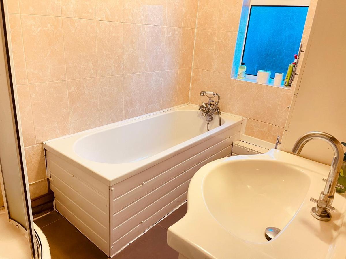3 Bedroom House,close To M6-express Way To Centre Birmingham