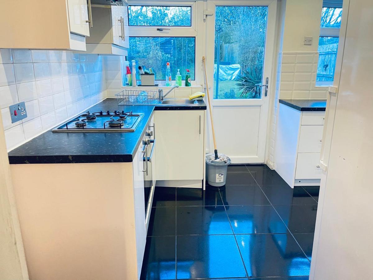 3 Bedroom House,close To M6-express Way To Centre Holiday home Birmingham