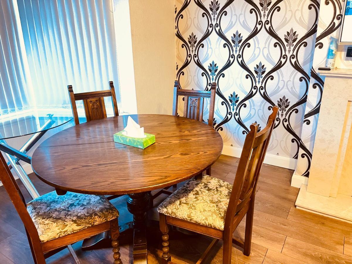 Holiday home 3 Bedroom House,close To M6-express Way To Centre