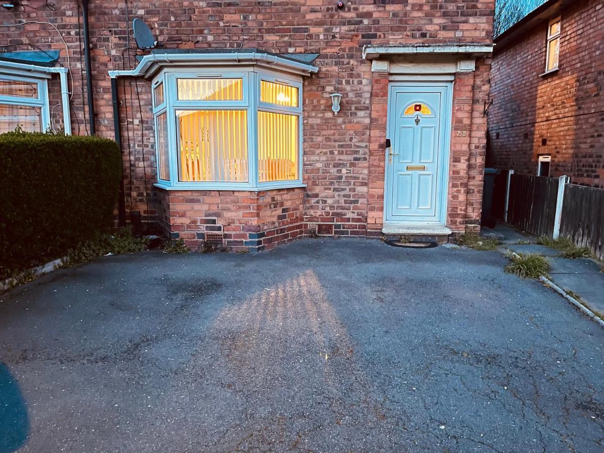 Holiday home 3 Bedroom House,close To M6-express Way To Centre *