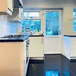3 Bedroom Holiday House,Close To M6-Express Way To Centre