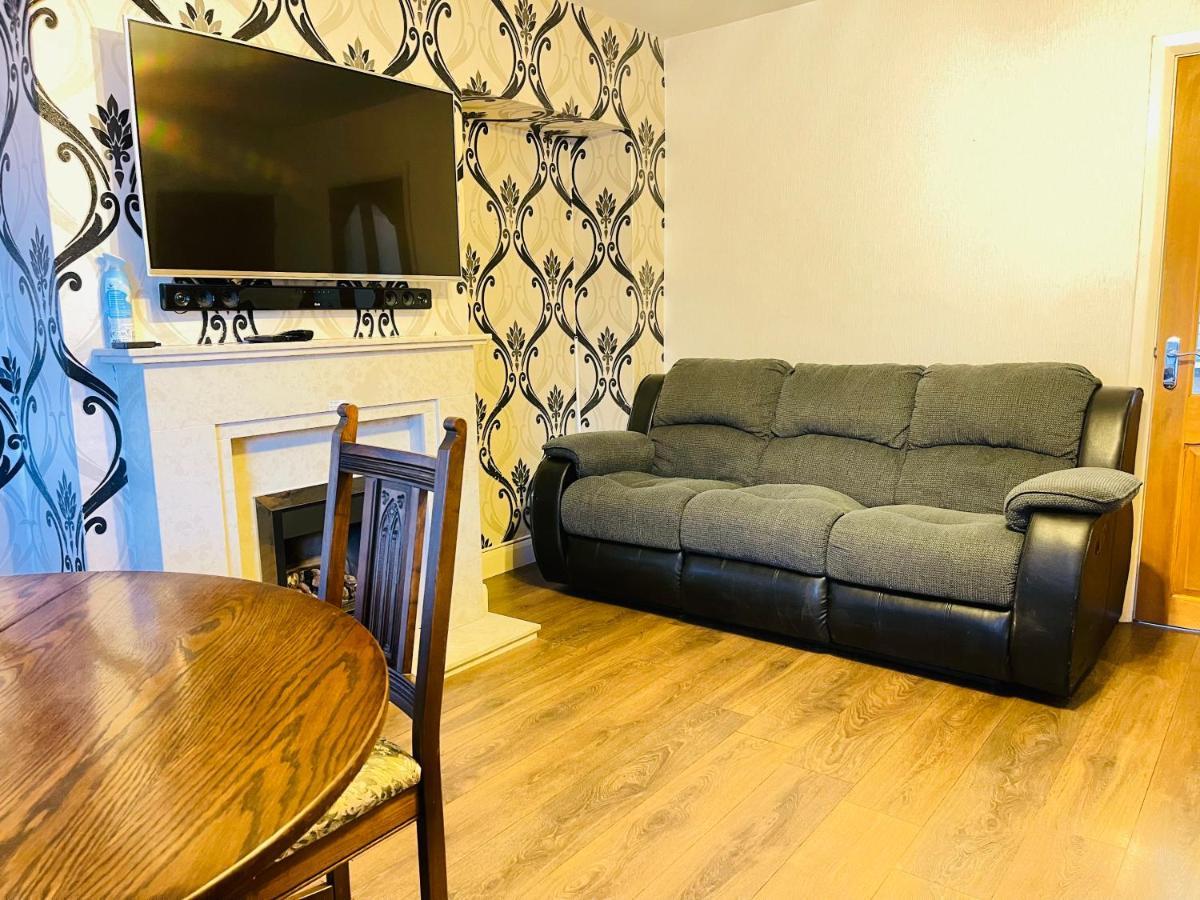 3 Bedroom House,close To M6-express Way To Centre Holiday home